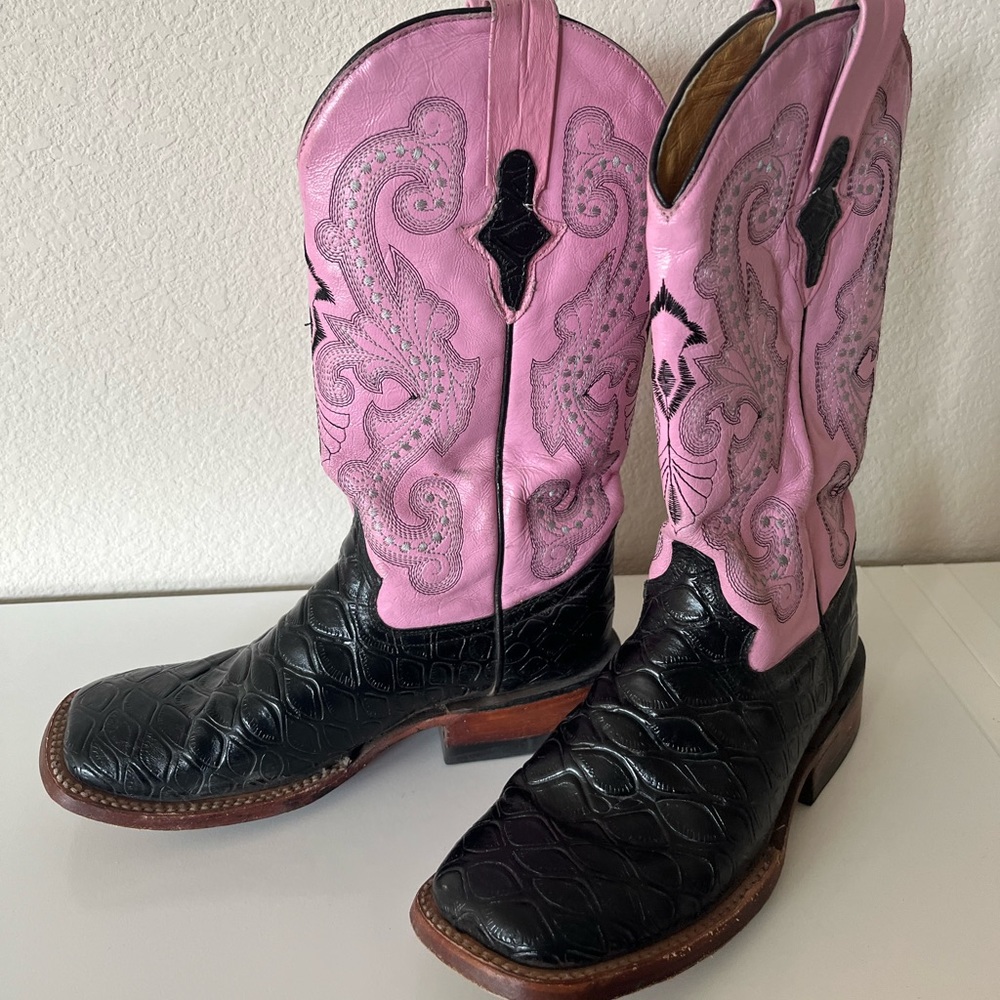 Ferrini Rancher Square Toe boots, black Pirarucu print, pink stitch tops 6.5 B